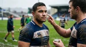 Joueur de rugby All Blacks soigné après match boueux